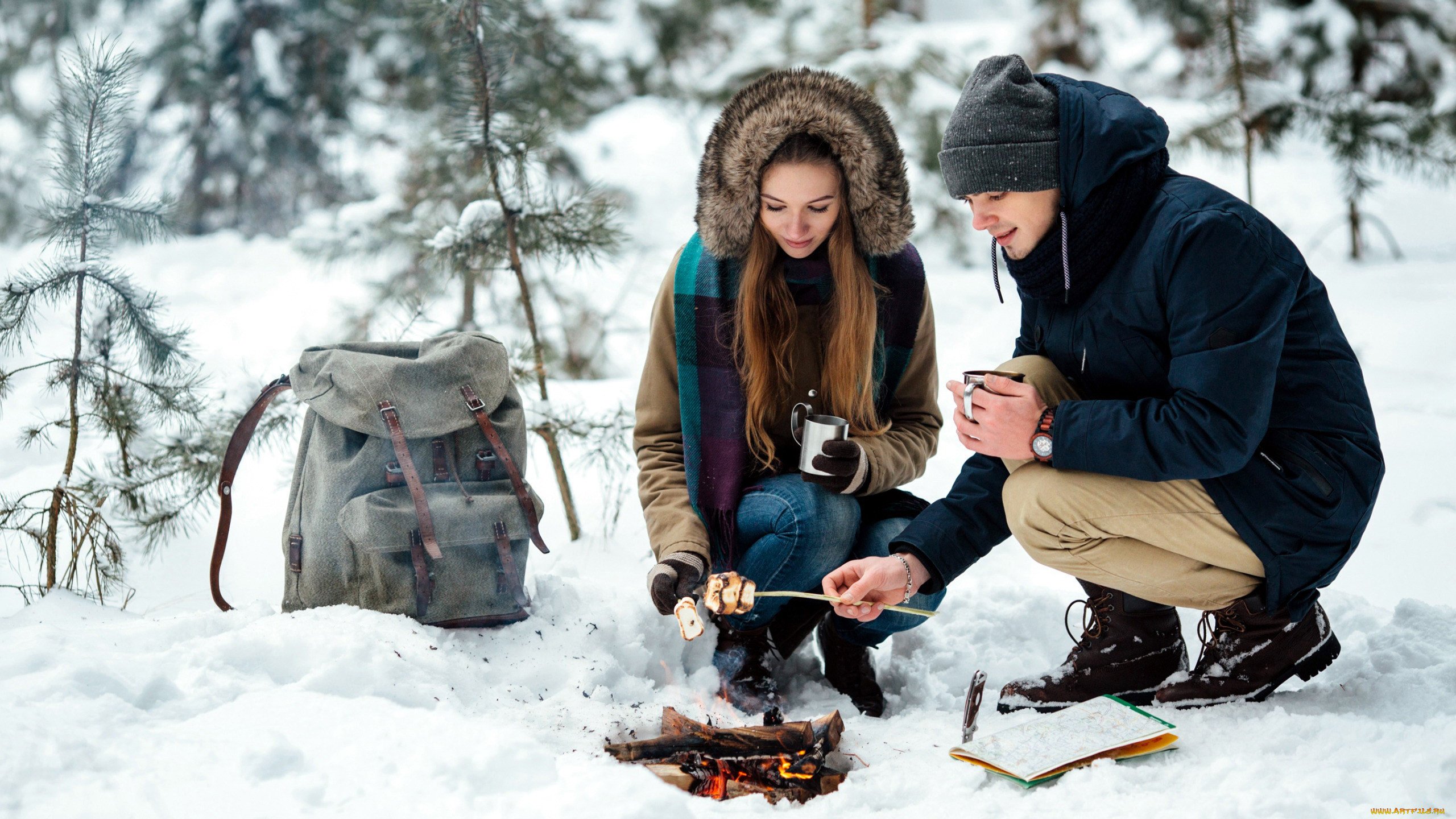 Едим на свежем воздухе. Пикник зимой на природе. Поход зимой в лес. Люди зимой. Зимняя фотосессия на природе.