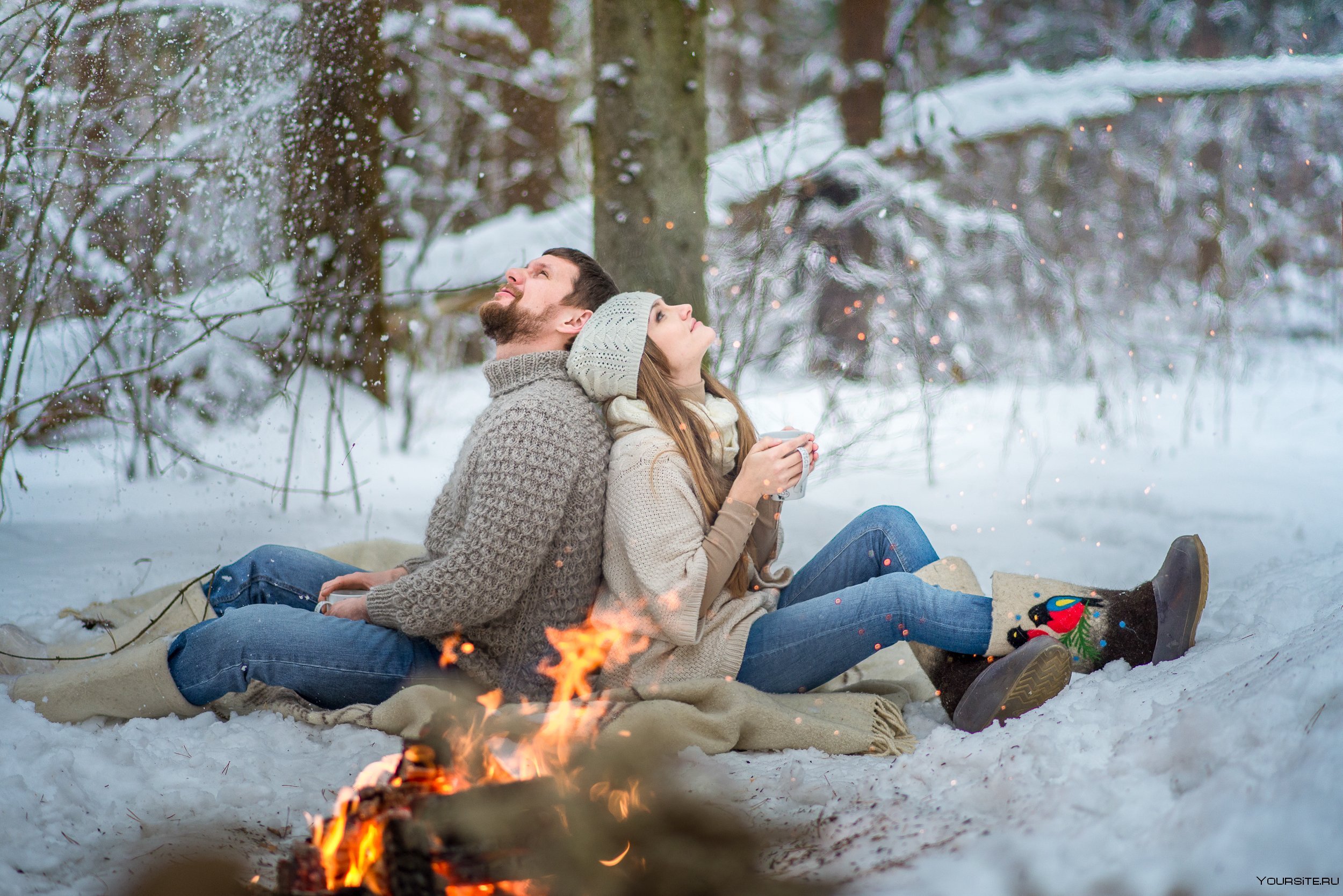 На природе с любимым человеком. Пара зимой. Зимняя фотосессия для двоих. Зимняя фотосессия влюбленных в лесу. Зима любовь.