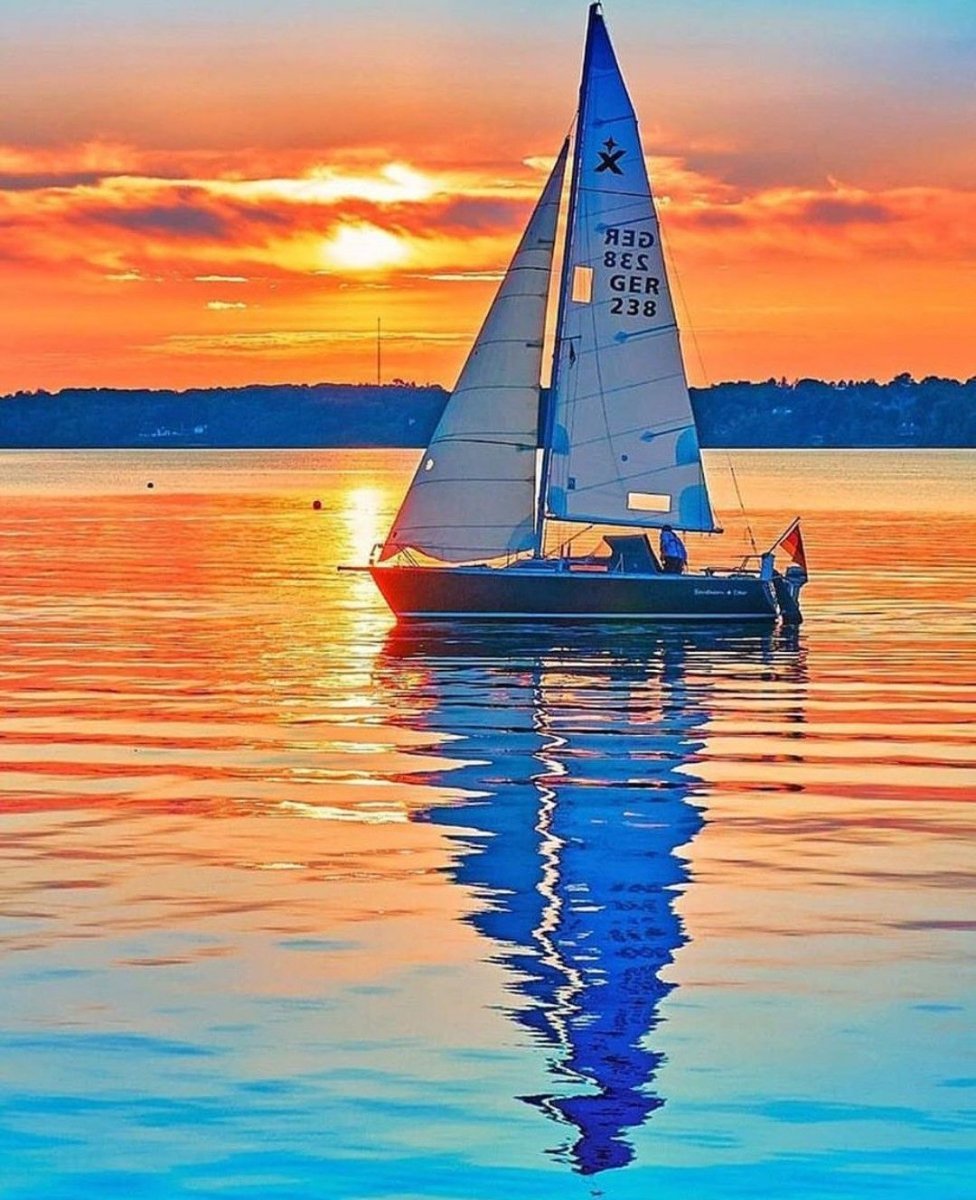 Яхта в море