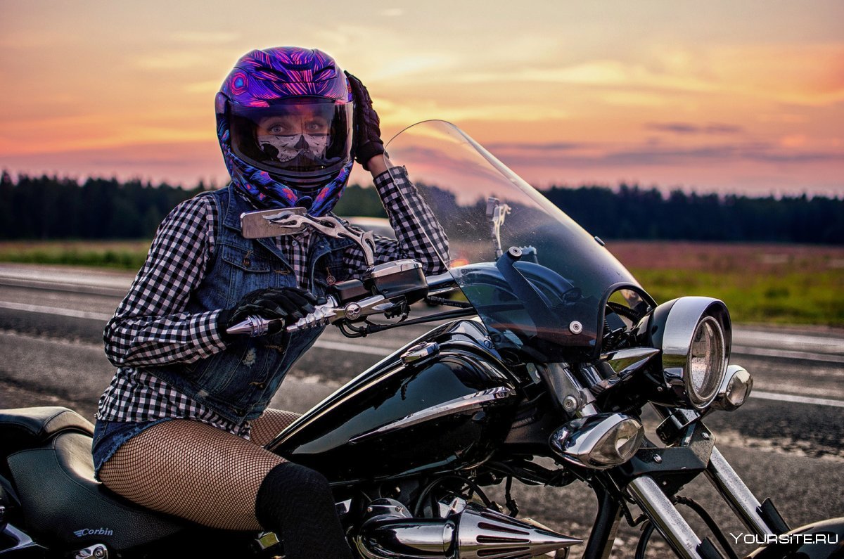 Девушка за рулем мотоцикла