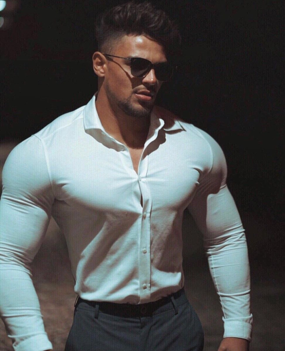 Накаченный мужчина в рубашке