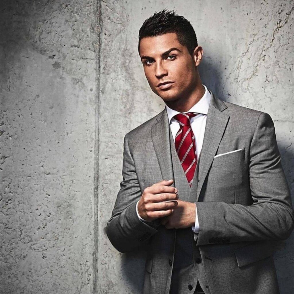 Cristiano Ronaldo в костюме