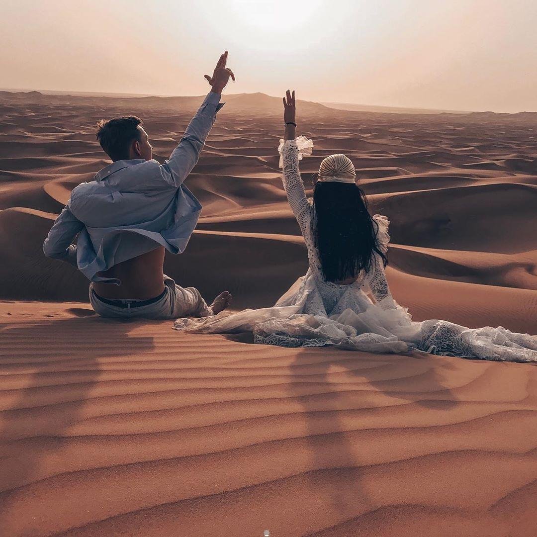 Мужчина и женщина в пустыне