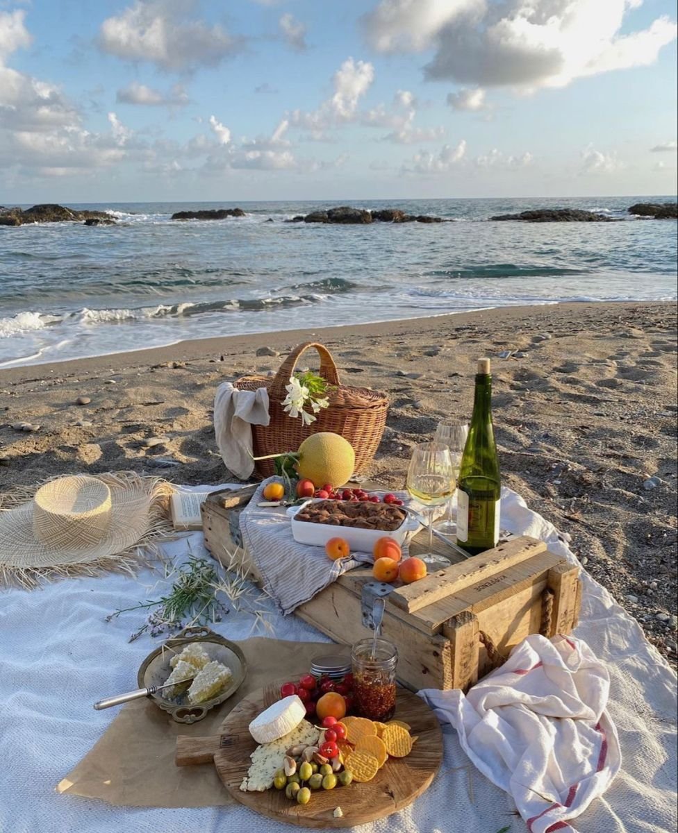Романтический пикник на берегу моря