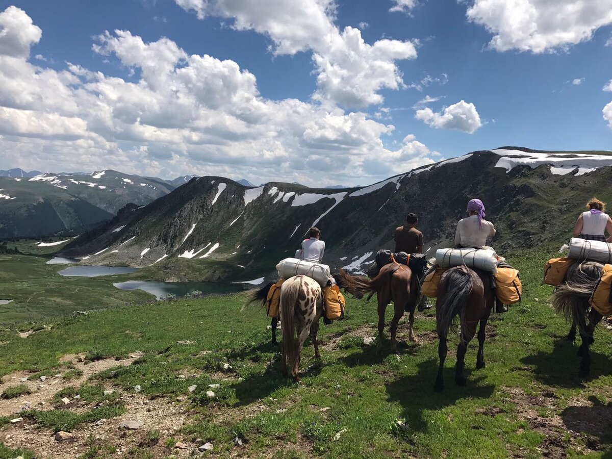 Горный Алтай конный поход озеро. Алтай гора Белуха конный поход. Конные прогулки горный Алтай Чемал. Горный Алтай Долина Сартакпая.