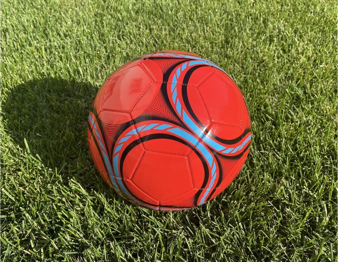 Красный мяч на поле