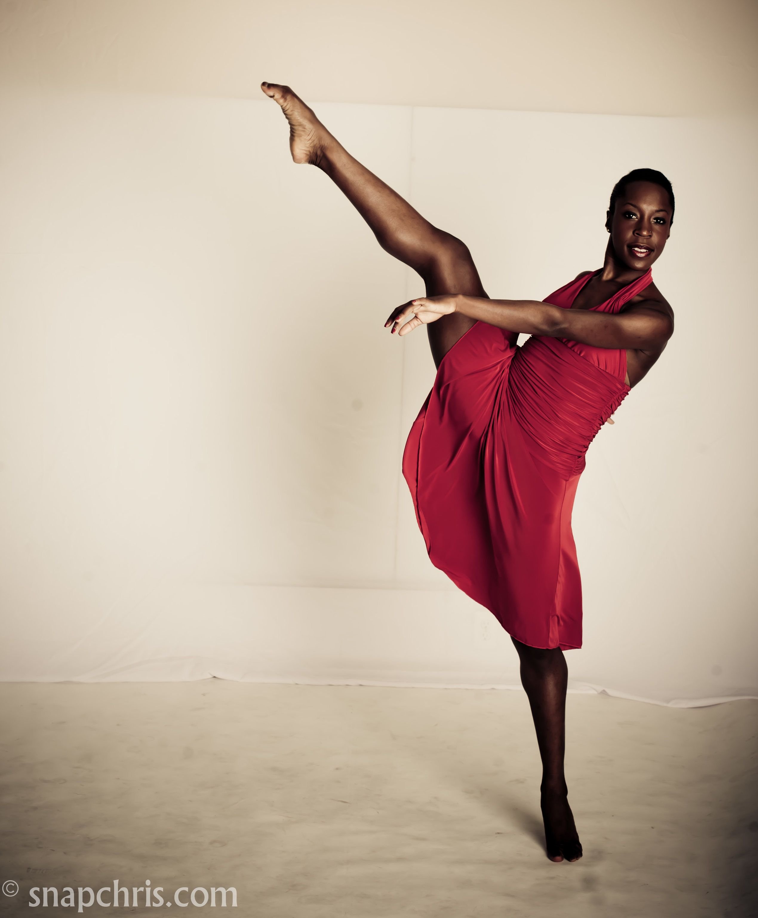 Танцующий чернокожий. Чернокожая балерина. Темнокожий танцор. Африканская балерина.