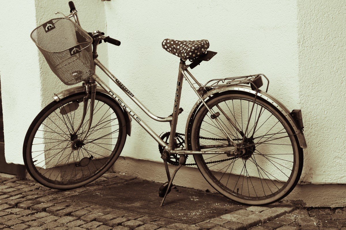 Старый женский велосипед