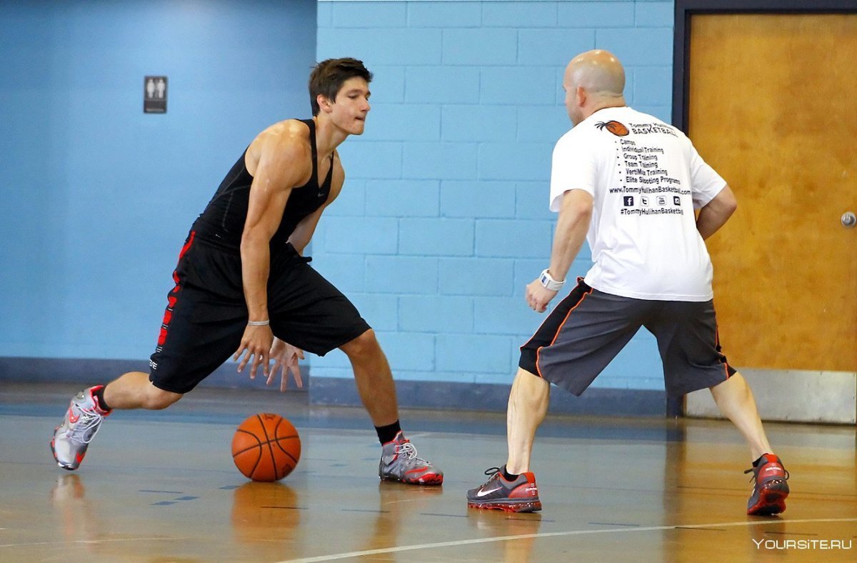 Баскетболист тренируется