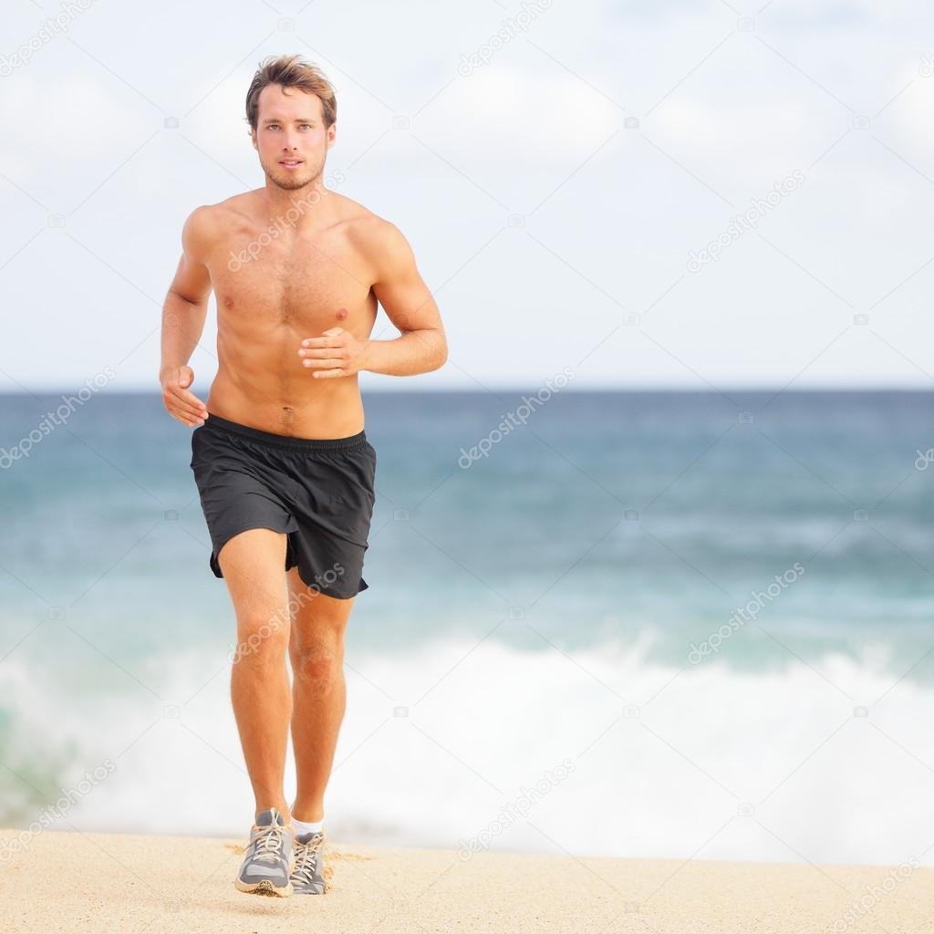 Люди бегут с пляжа