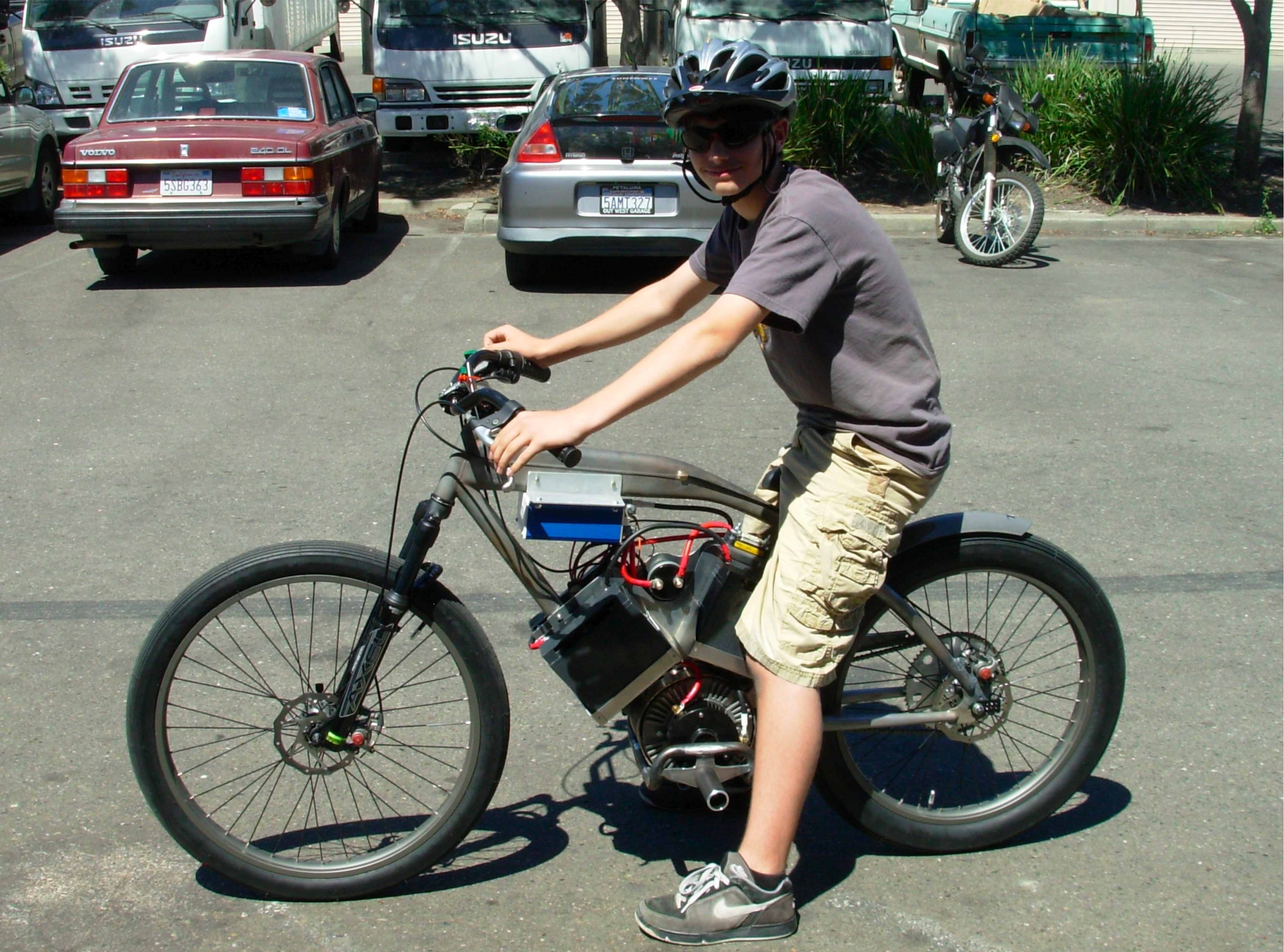 Какой двигатель на велосипеде. Электровелосипед e-Tracker 1.1 (350w). Электро ве мопед электровелосипед Volt Bike. Скотт мотовелосипед. Самодельный велосипед с электромотором.