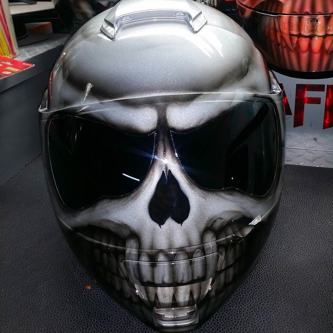 Мотоциклетный шлем череп