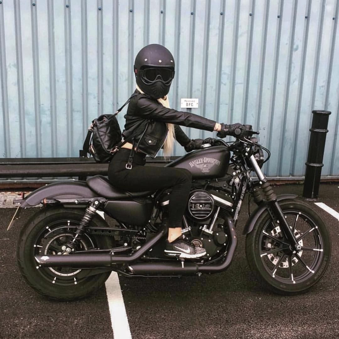 Байкер в шлеме Harley Davidson