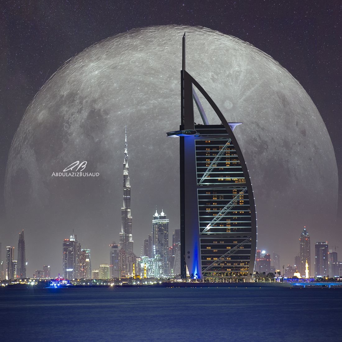 Небоскреб-полумесяц, Дубай, ОАЭ.