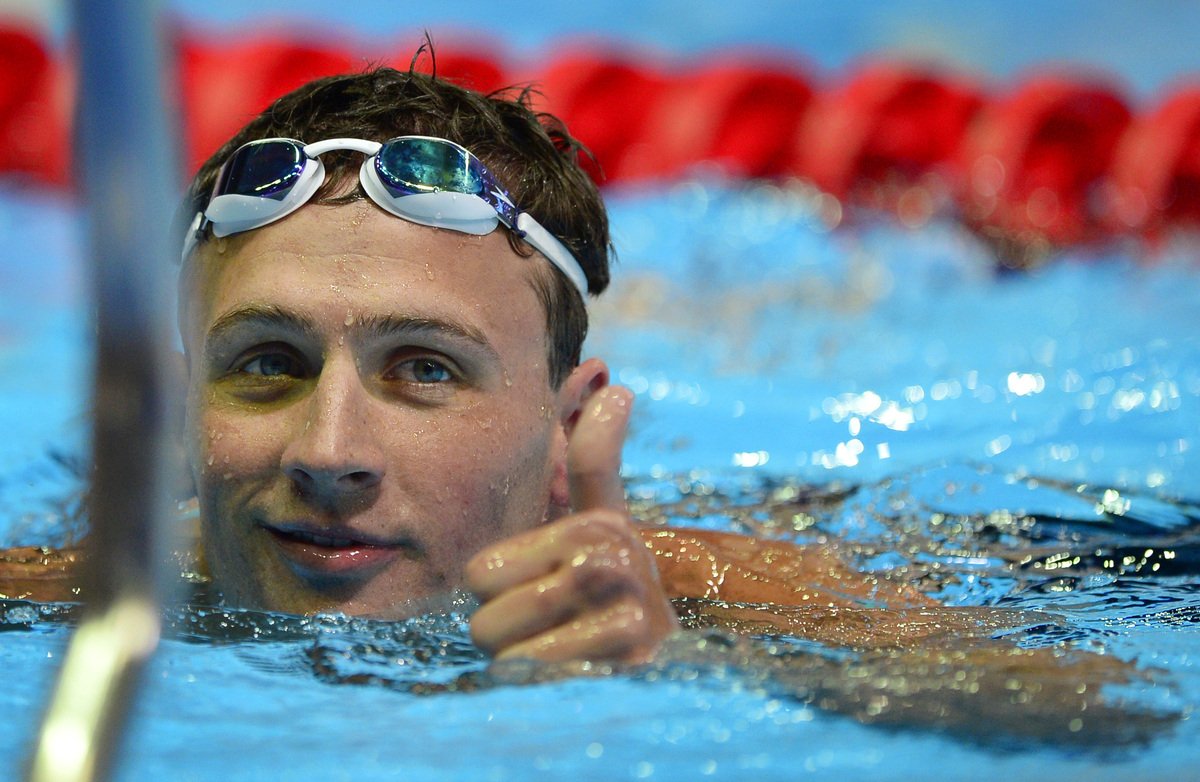 Райан Лохте плавает