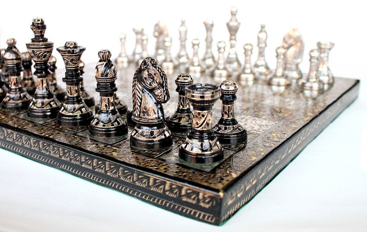 Шахматные фигурки из металла