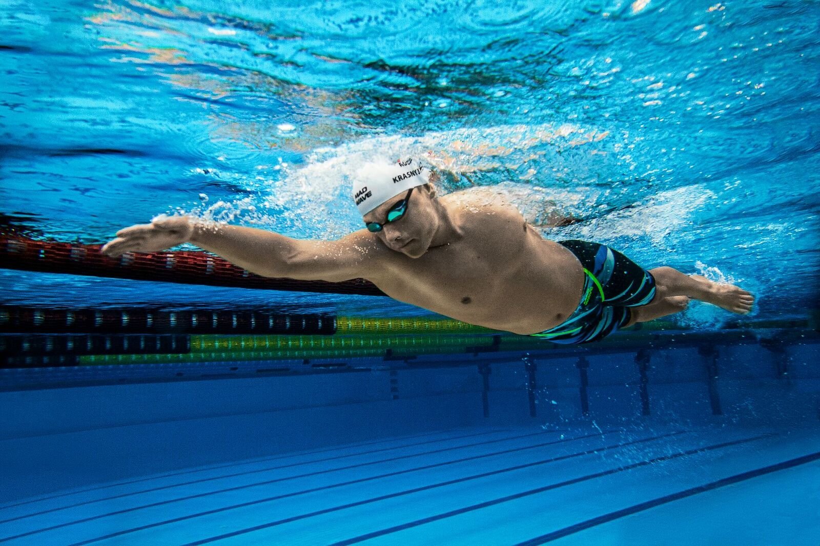 Спортсмен занимающийся плаванием