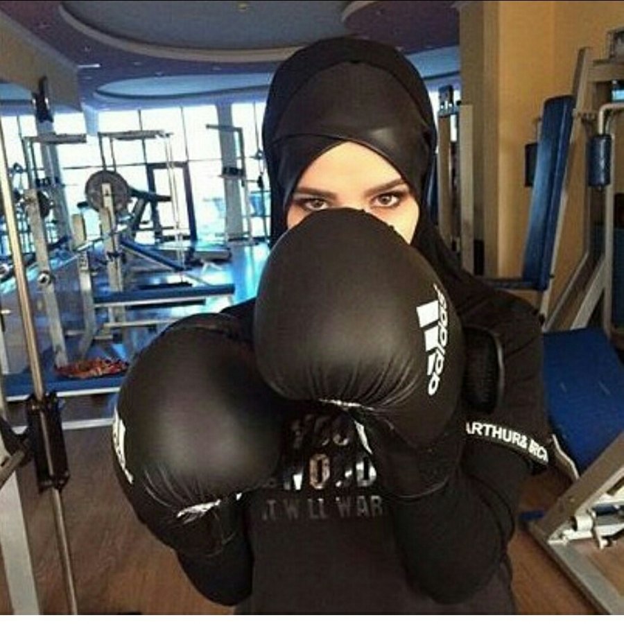 Девушка в хиджабе в спортзале