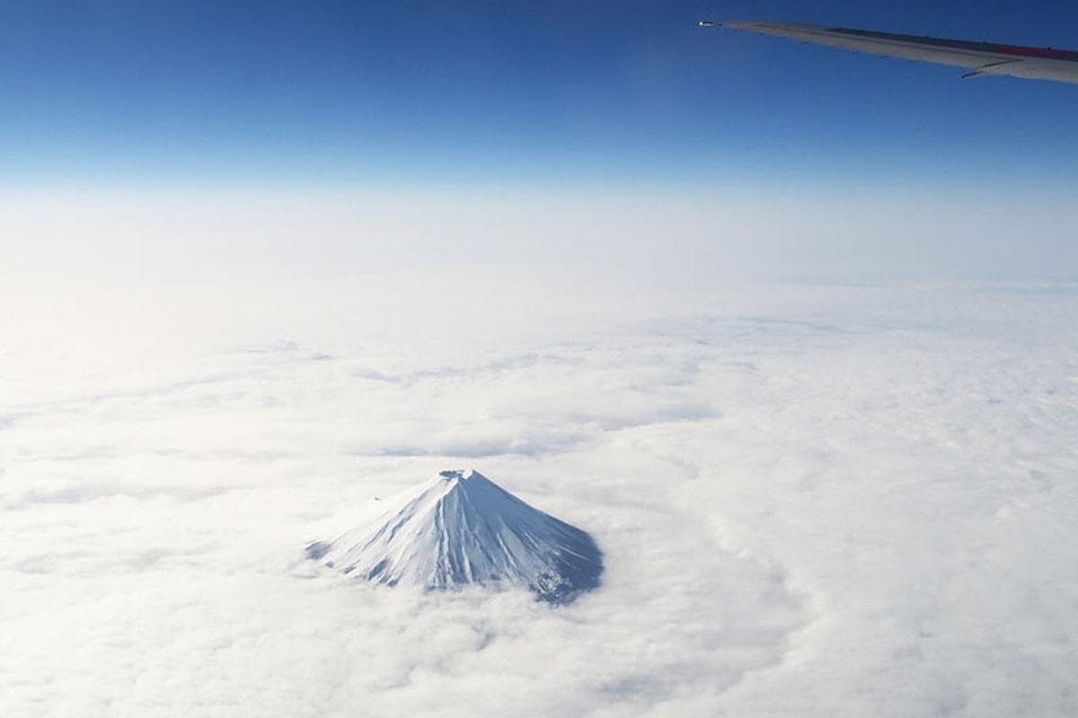 Эверест из иллюминатора самолета