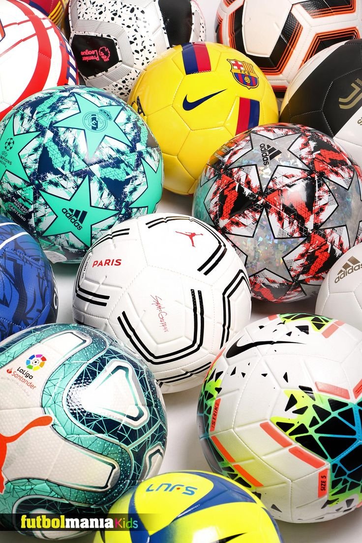 Футбольная форма, бутсы и мячи