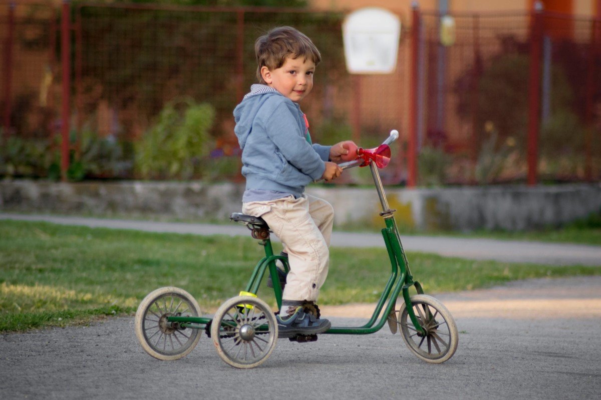 Мальчик на трехколесном велосипеде