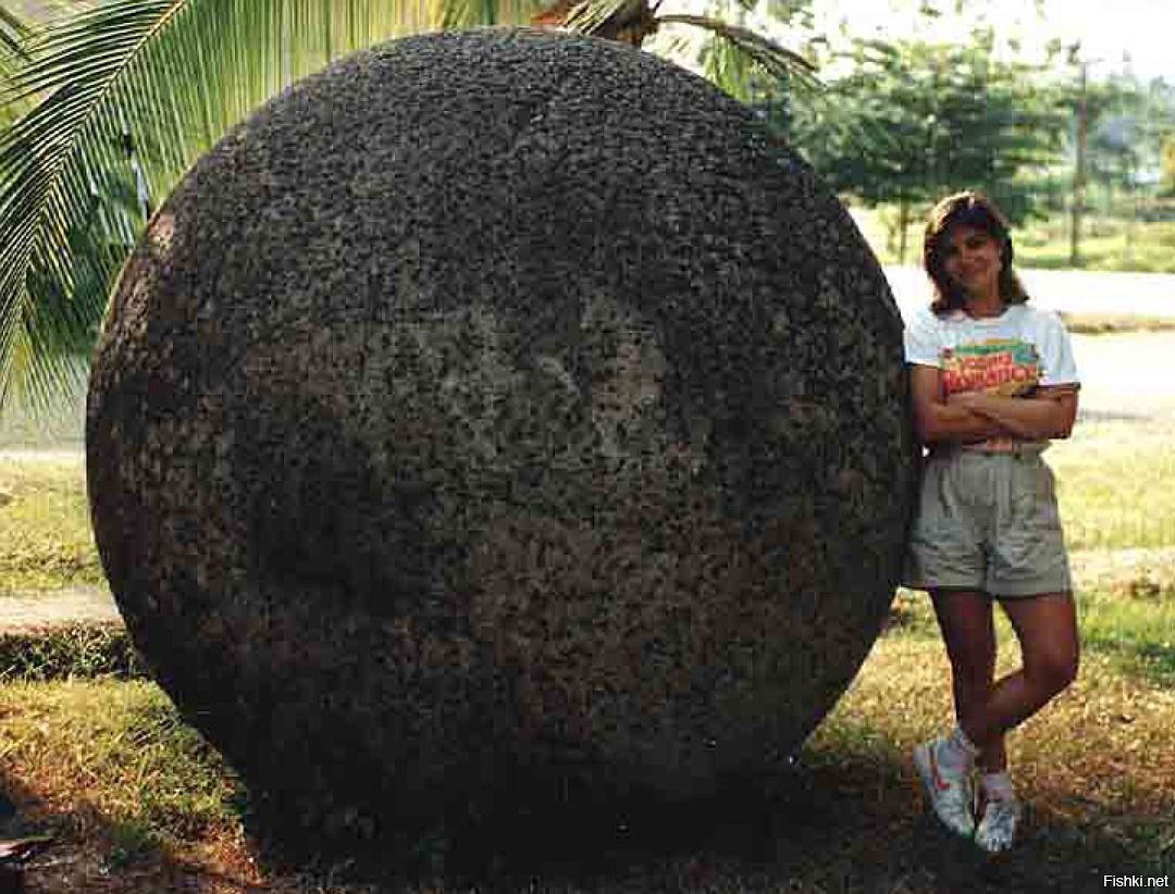 Огромные каменные шары