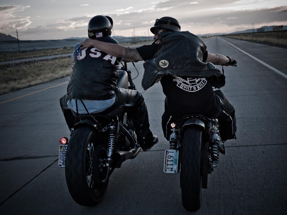 Два байкера на мотоцикле