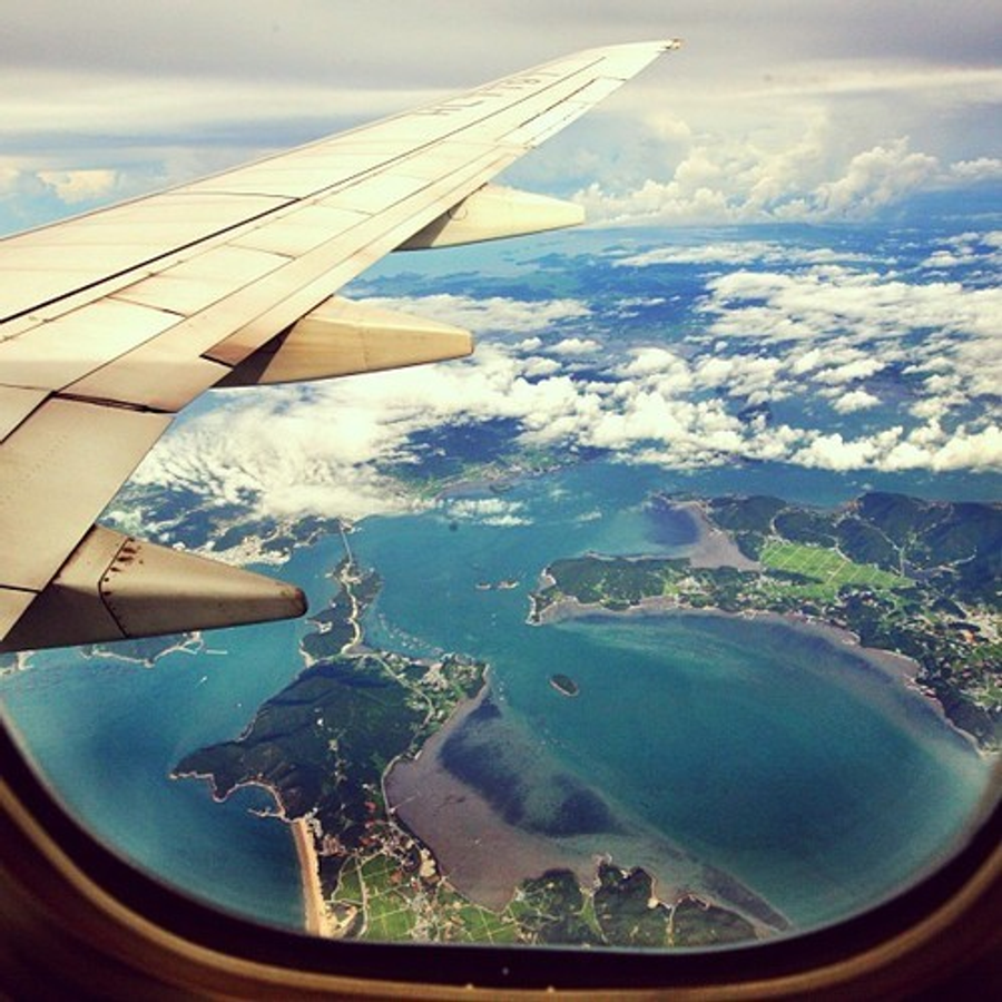 Летающий дом самолет. Красивый вид с самолета. Вид из окна самолета. Вид с иллюминатора самолета. Самолет море.