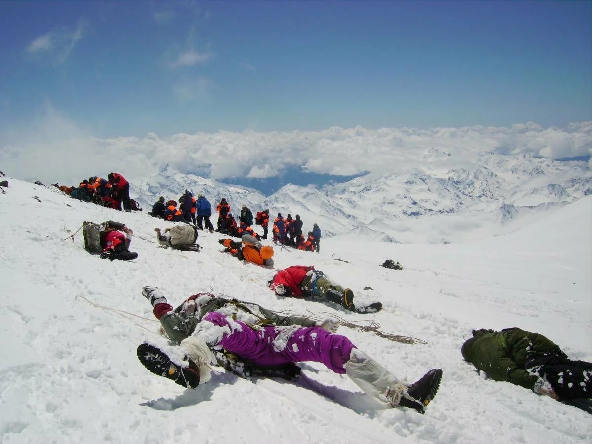 Эверест Роб Холл 1996 тело. Эверест кладбище альпинистов. Фрэнсис Дистефано Эверест. Роб Холл на горе Эверест.