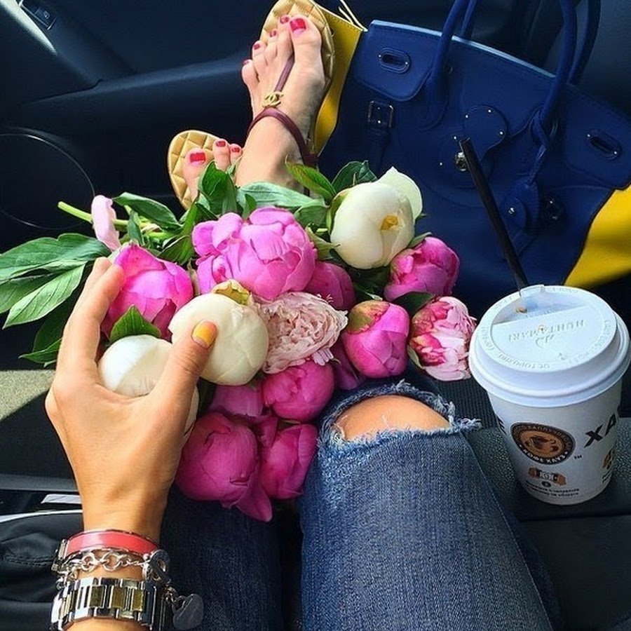 Ноги и букет цветов