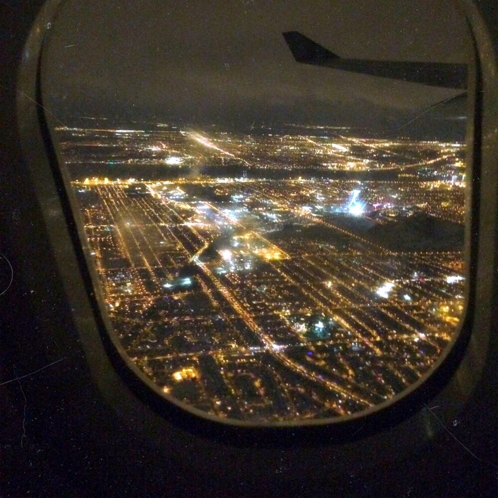 Окно самолёта ночью