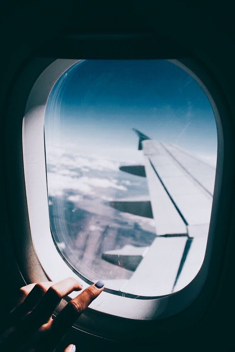 Девушка в самолете у окна