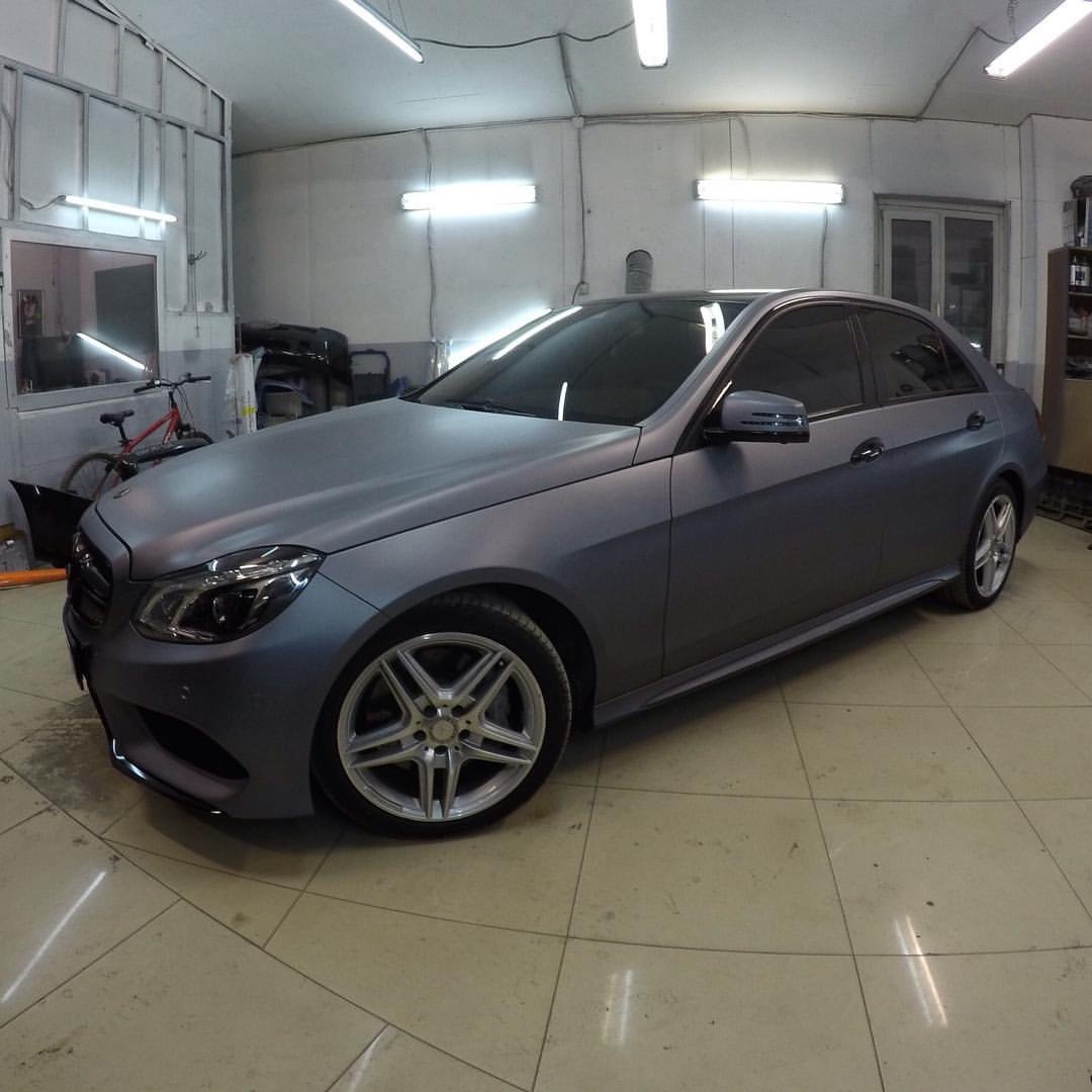 Мерседес e 400 серый матовый