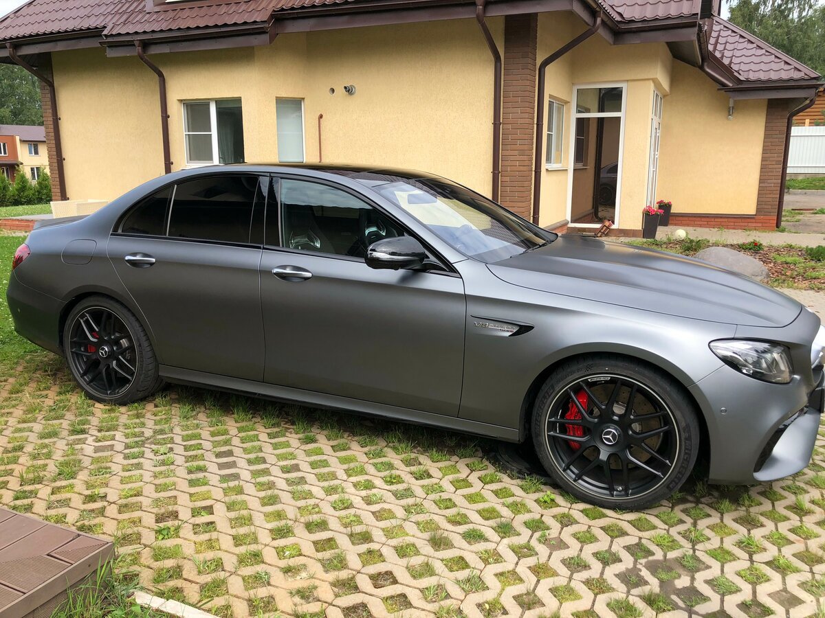 Мерседес е63 АМГ серый матовый