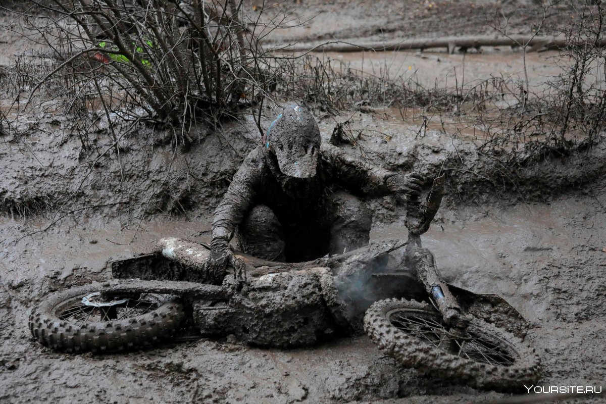 Кроссовый мотоцикл в грязи