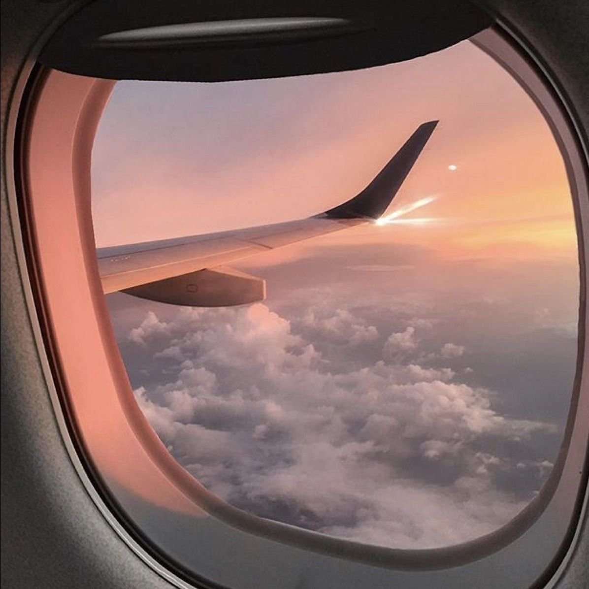Окно самолета ночью