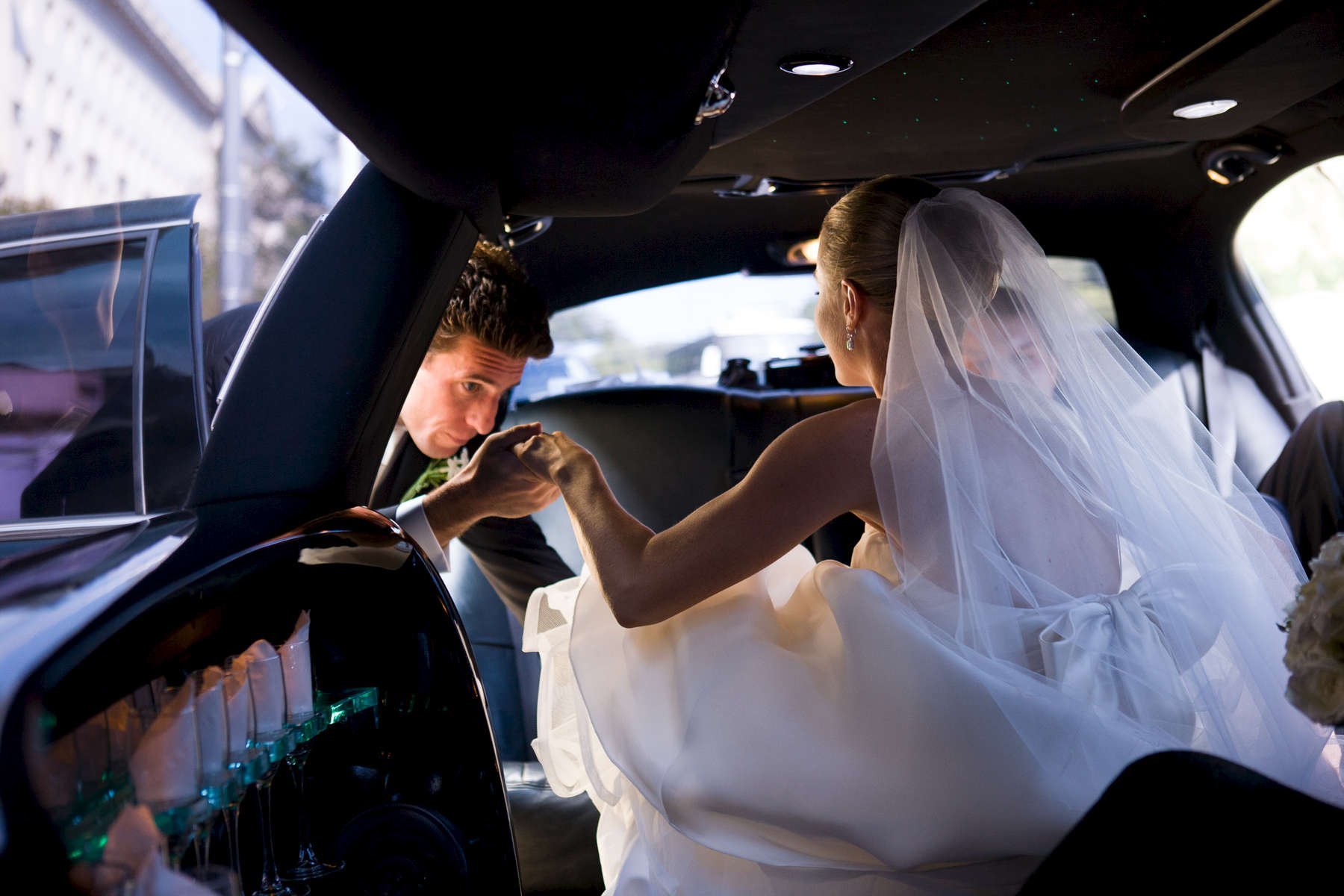 Молодожены в машине. Машина жениха и невесты. Невеста в машине. Свадебная фотосессия с машиной.