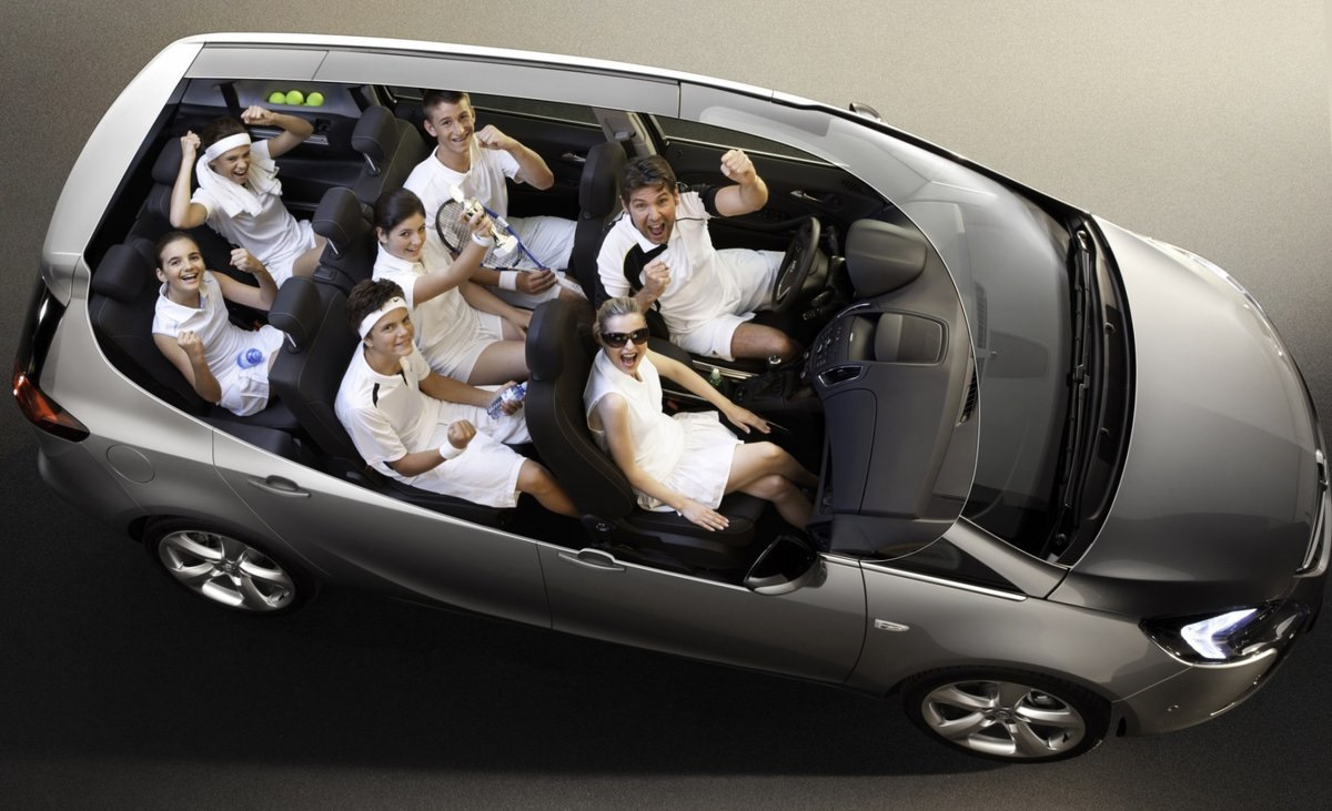 Недорогие семейные автомобили. Opel Zafira Tourer (Family). Opel Zafira Tourer 2013. Opel Zafira Tourer 7 мест. Зафира Турер салон.