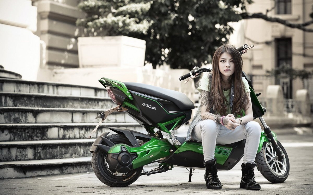 Кореянка Ким Лина мотоцикл