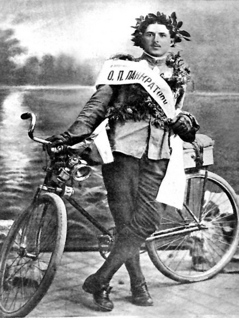 Панкратов Онисим Петрович на велосипеде