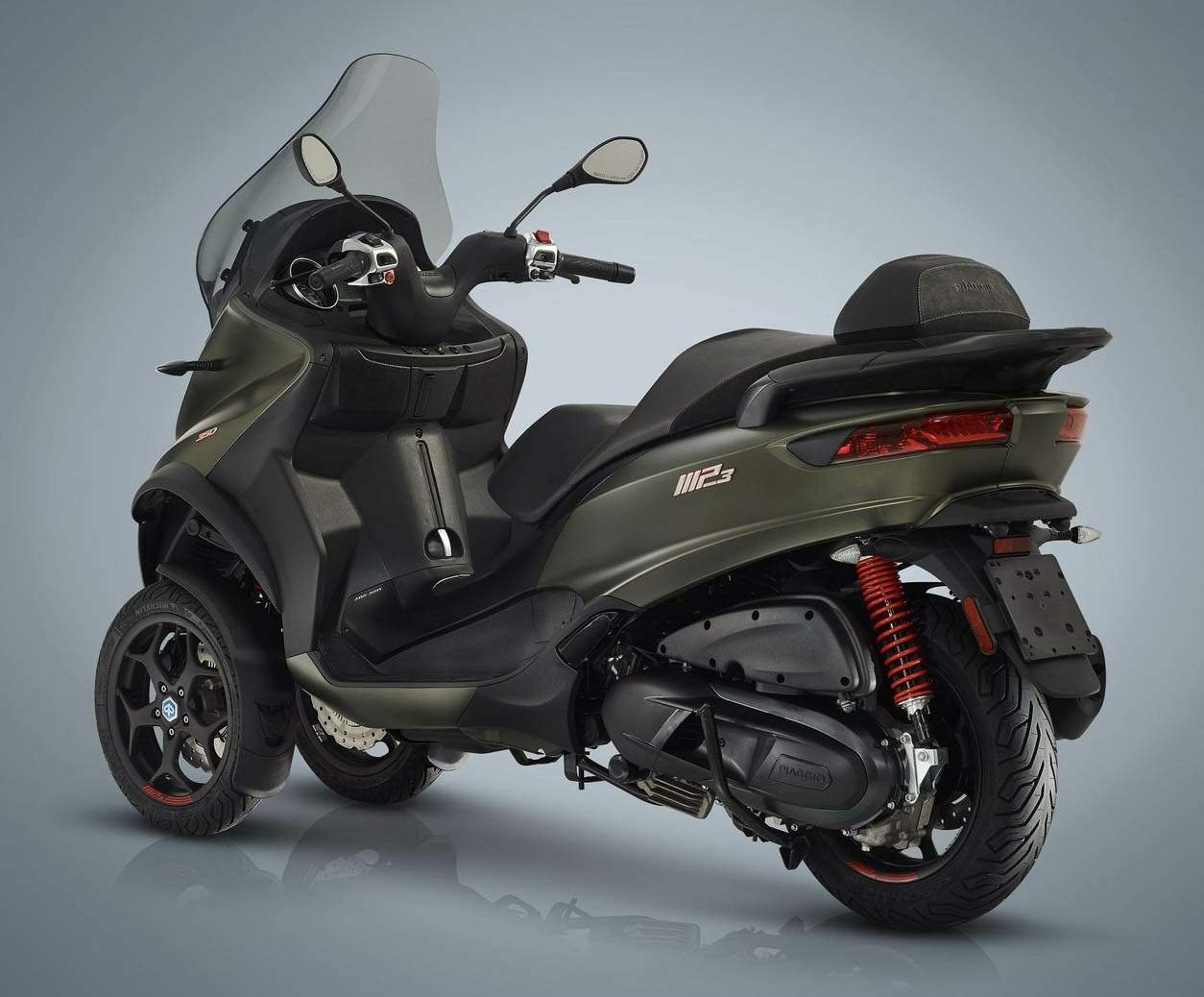 Три скутера. Piaggio 3 колесный. Piaggio мотоциклы. Мопед Piaggio. Трехколесный скутер 2010 Piaggio.