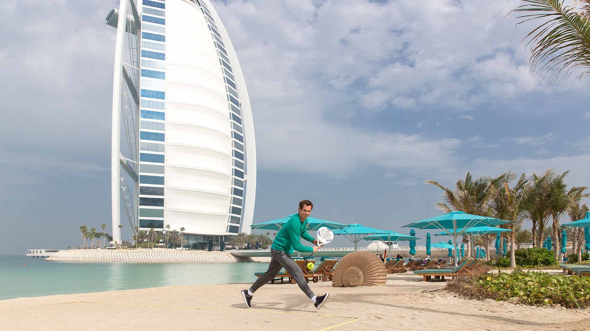 Открыт ли дубай для туристов сейчас. Пляж Аль Суфух Дубай. Теннисный корт в пустыне Дубая. На серфинге арабских Эмиратах. Дубай Тунис Валерьевич.