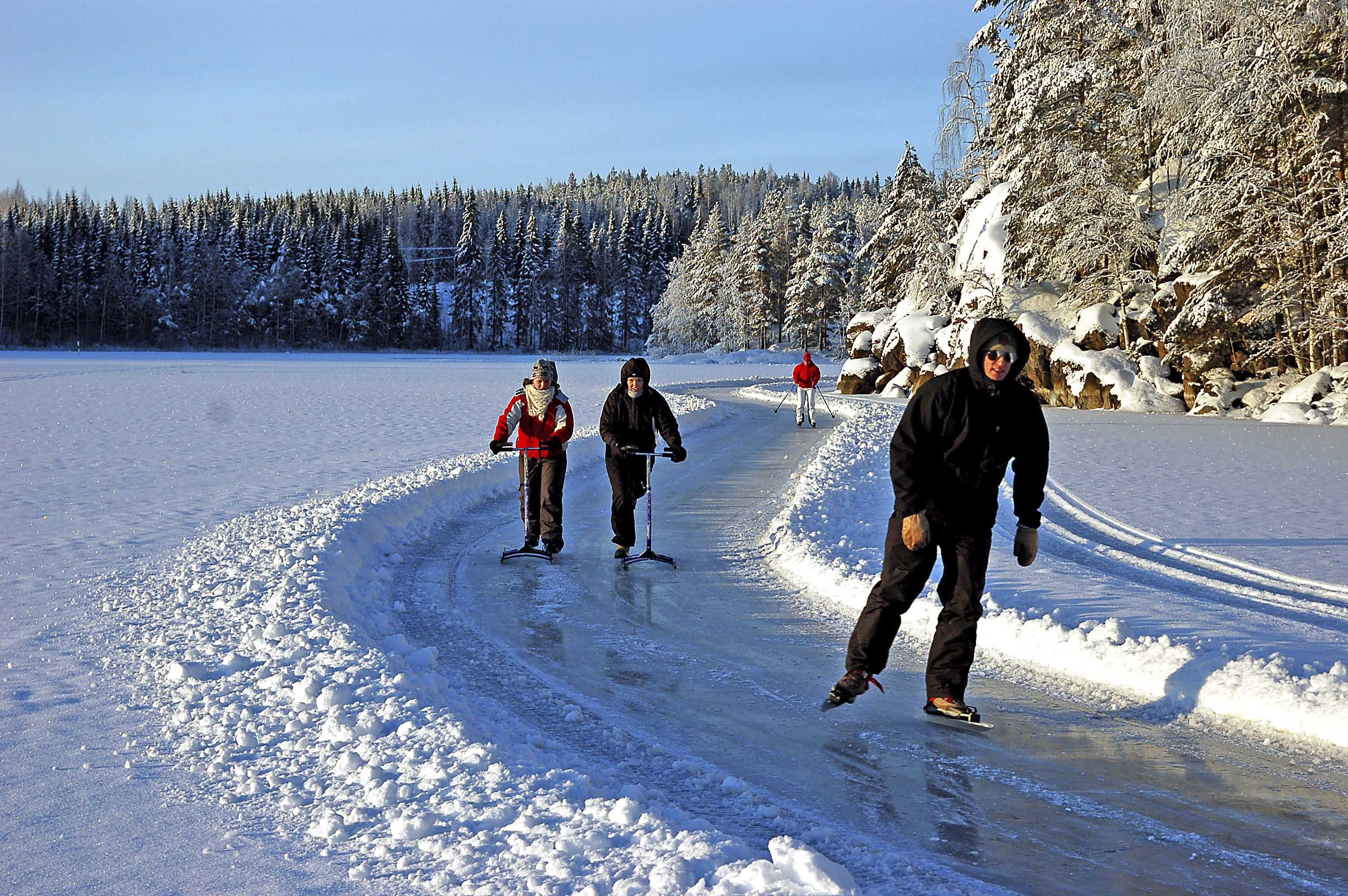 Зимний день и лыжи. Озеро Сайма Финляндия зимой. Зимние развлечения. Зимний отдых. Путешествие зимой.