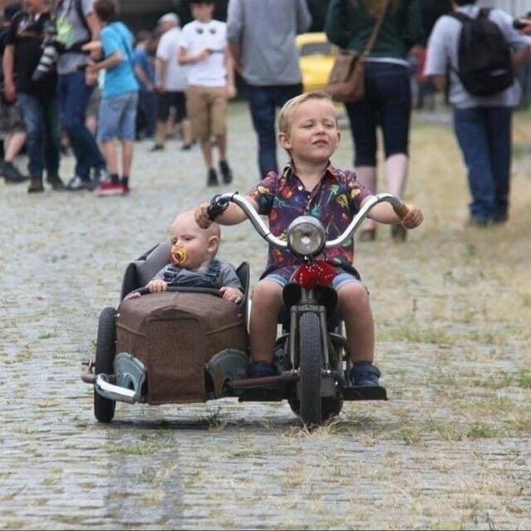Мотоцикл с коляской для детей