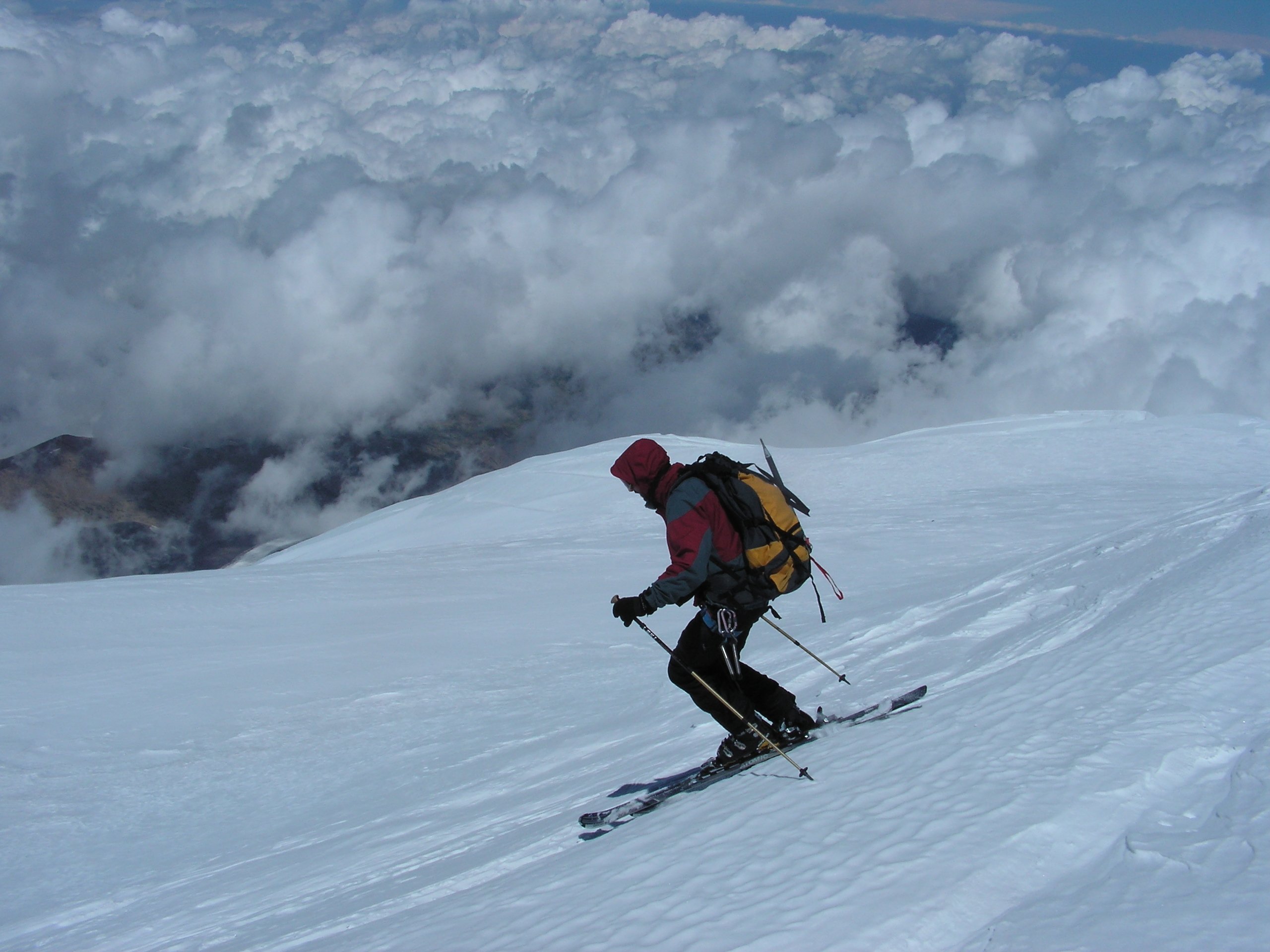 Эльбрус спуск. Эльбрус горнолыжный спуск. Эверест горнолыжный курорт. Спуск с Эльбруса. Эльбрус спуск на сноуборде.