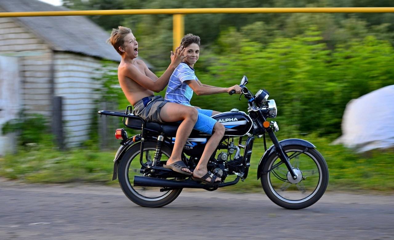 Какой мопед взять. Мотоцикл для подростка. Подросток на мопеде. Мотоцикл в деревне. Сельский мотоцикл.