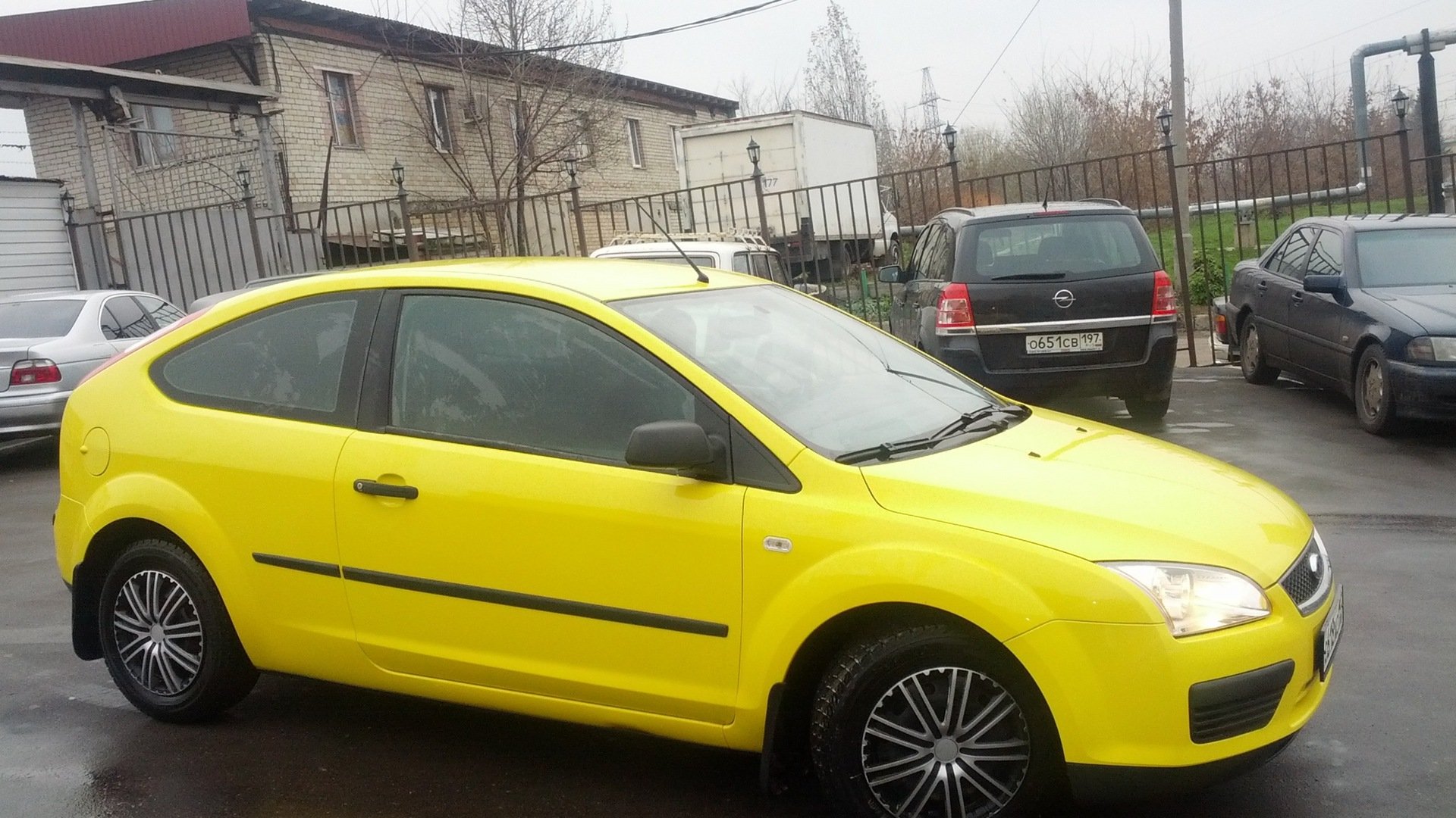Купить форд хэтчбек на авито. Форд фокус 2 желтый. Желтый Форд фокус 2 хэтчбек. Форд фокус 2 универсал желтый. Ford Focus 2 2007 хэтчбек.