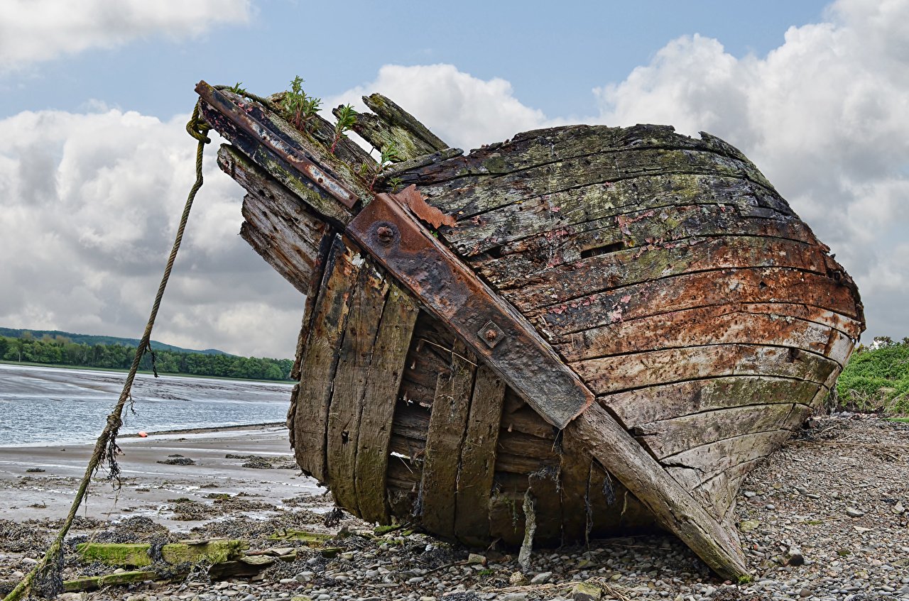 Старый корабль текст. Затонувшие корабли в Онежском озере. Баркас лодка. Старая лодка. Старые деревянные корабли.