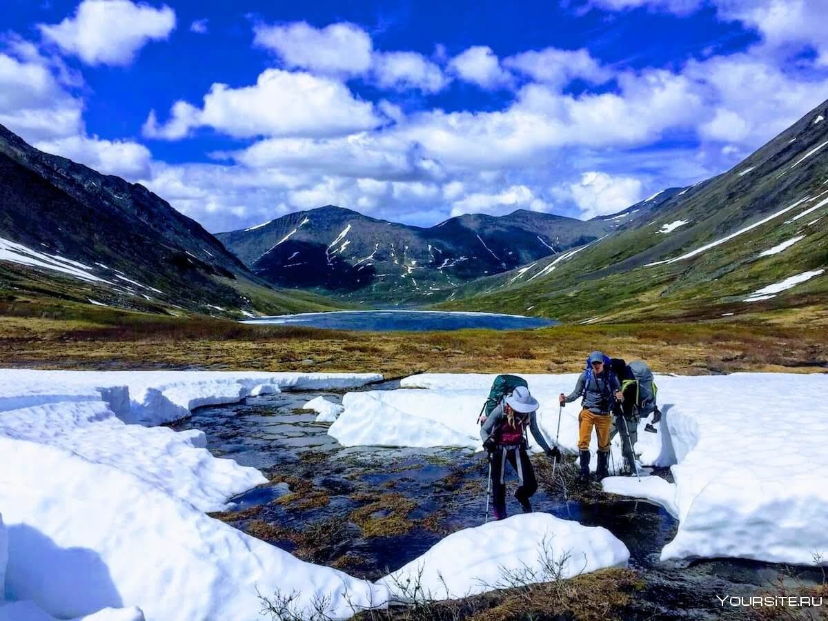 Аляска горы туристам обложка