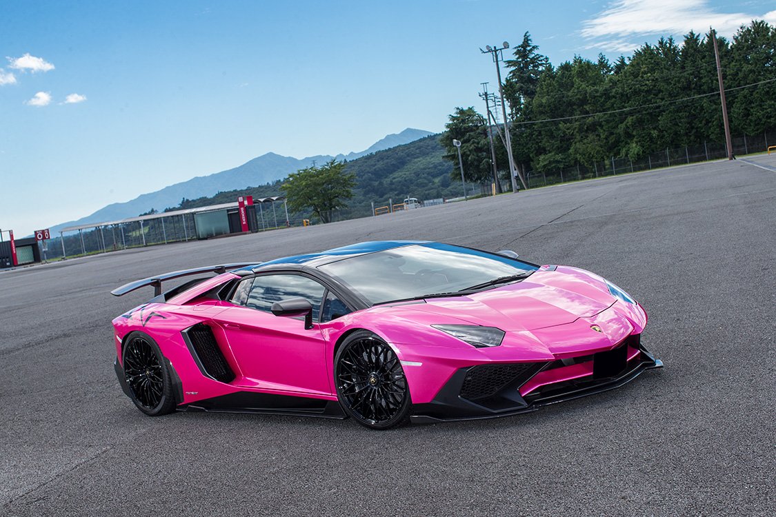 Lamborghini Aventador розовый